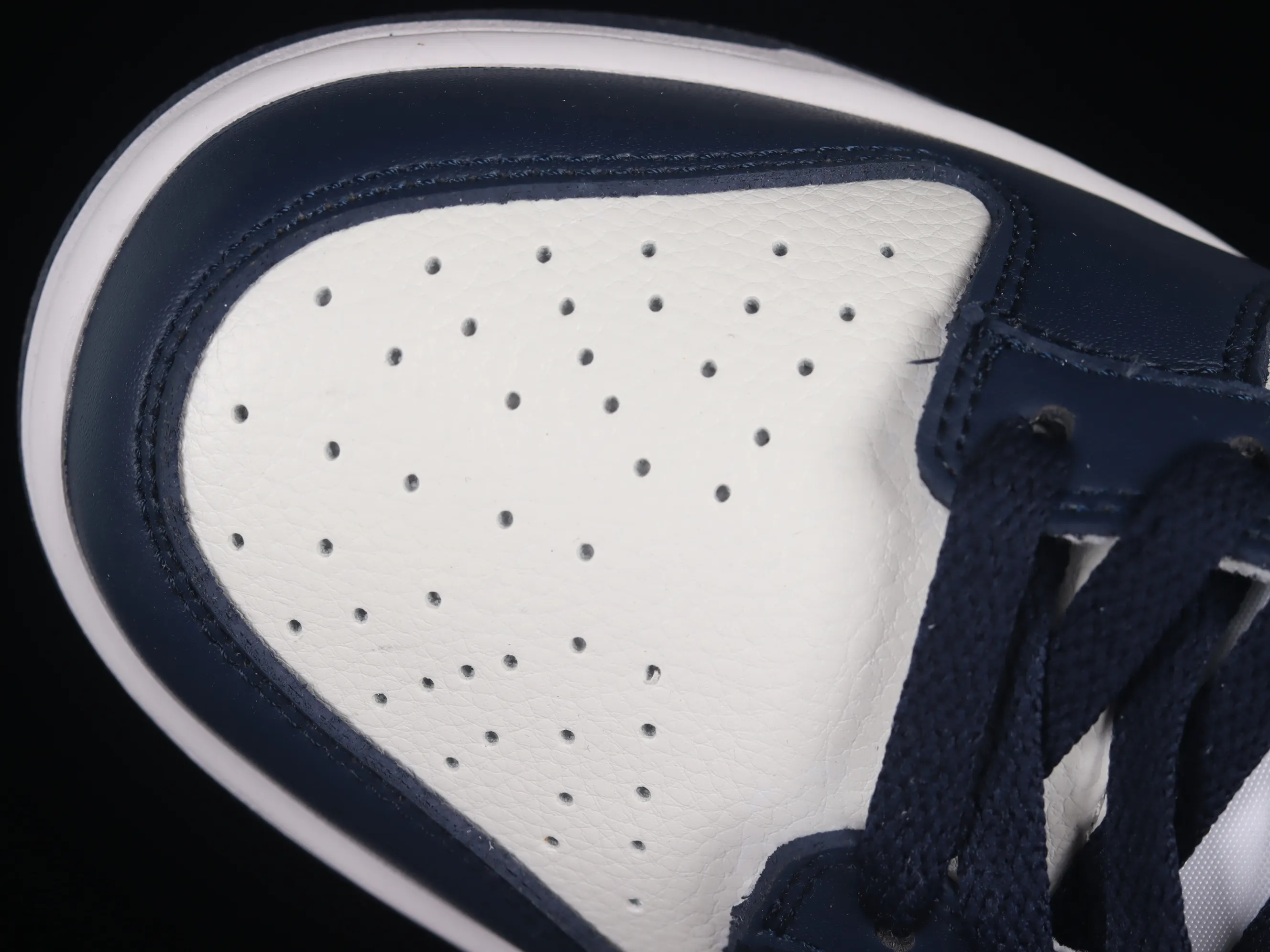 All categories Nk SB Dunk Series Nk SB Dunk Low low-top sneakers Cost-effective version Nk Dunk Low "Midnight Navy" blue and white SB low-top sports and leisure sneakers FO9749-400